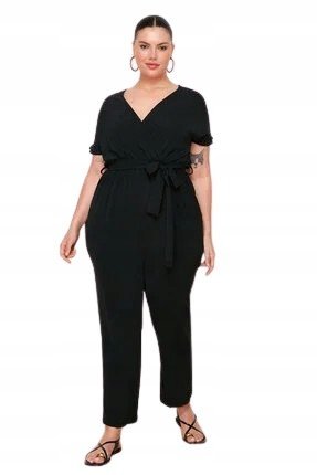 TRENDYOL CZARNY KOMBINEZON PLUS SIZE Z DEKOLTEM W SZPIC 48 5BA