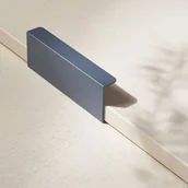 Zawiasy, okucia i inne akcesoria - Uchwyt meblowy krawędziowy Hide 80 Metalowy Niebieski - miniaturka - grafika 1