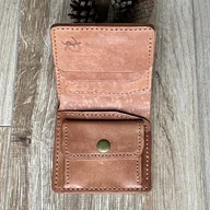 Portfele - Skórzany jasnobrązowy portfel ręcznie uszyty na bilon i karty. - miniaturka - grafika 1
