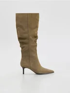 Kozaki damskie - Reserved - Zamszowe kozaki na obcasie - jasnoszary - miniaturka - grafika 1