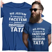 Gadżety dla niej i dla niego - Koszulka dla TATY modny prezent na Dzień Ojca Stylowa koszulka Nie jestem zwykłym facetem jestem profesjonalnym TATĄ kolor granatowy - miniaturka - grafika 1