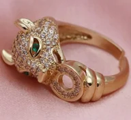 Pierścionki - Złoty Pierścionek Kot Szmaragdy Cyrkonie Cat Head Tarcza Stal Chirurgiczna - miniaturka - grafika 1