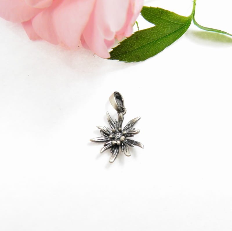 Szarotka mała szara - wisiorek srebrny z kwiatuszkiem