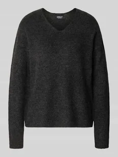 Sweter z dzianiny o kroju regular fit z dekoltem w serek model ‘CAMILLA’ - Swetry damskie - miniaturka - grafika 1