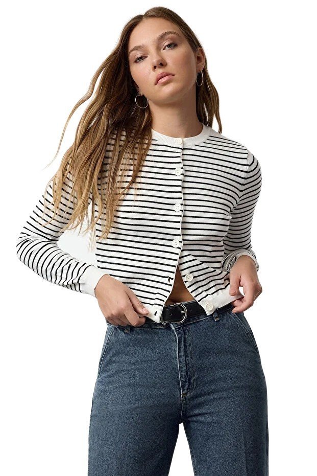 TRENDYOL SWETER DAMSKI W PASKI ROZPINANY NA GUZIKI DO BIODER S 5EA*