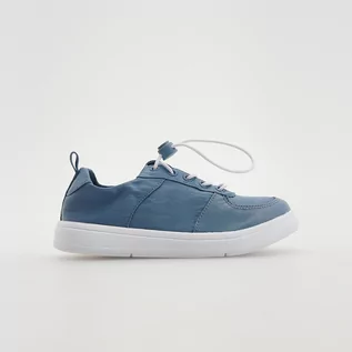 Buty dla chłopców - Reserved Reserved - Sneakersy na kontrastowej podeszwie - Niebieski - grafika 1