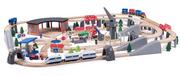 Pociągi dla dzieci - Woody Kolejka drewniana Premium z 2 dźwigami i elektryczną lokomotywą zestaw - miniaturka - grafika 1