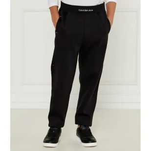 CALVIN KLEIN JEANS Spodnie dresowe Regular Fit - Spodnie i spodenki dla chłopców - miniaturka - grafika 1