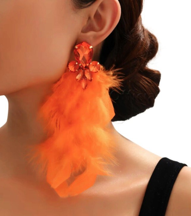 Pomarańczowe kolczyki neonowe złote długie lekkie pióra szykowne eleganckie