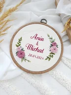 Dekoracje domu - Ślubny ręcznie haftowany tamborek, prezent dla nowożeńców, pamiątka ślubu - miniaturka - grafika 1