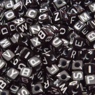 Dekoratorstwo - Koraliki mini czarne-białe akrylowe litery 100szt - miniaturka - grafika 1