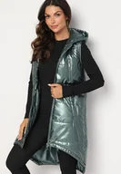 Kamizelki damskie - Ciemnozielona Długa Kamizelka z Kapturem Ozdobiona Imitacją Kieszeni Mavaria - miniaturka - grafika 1