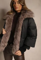 Kurtki damskie - Czarna Pikowana Kurtka Zimowa z Futrem przy Kołnierzu i Ściągaczami Tildena - miniaturka - grafika 1