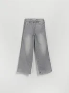 Spodnie i spodenki dla dziewczynek - Reserved - Elastyczne jeansy wide leg - jasnoszary - miniaturka - grafika 1