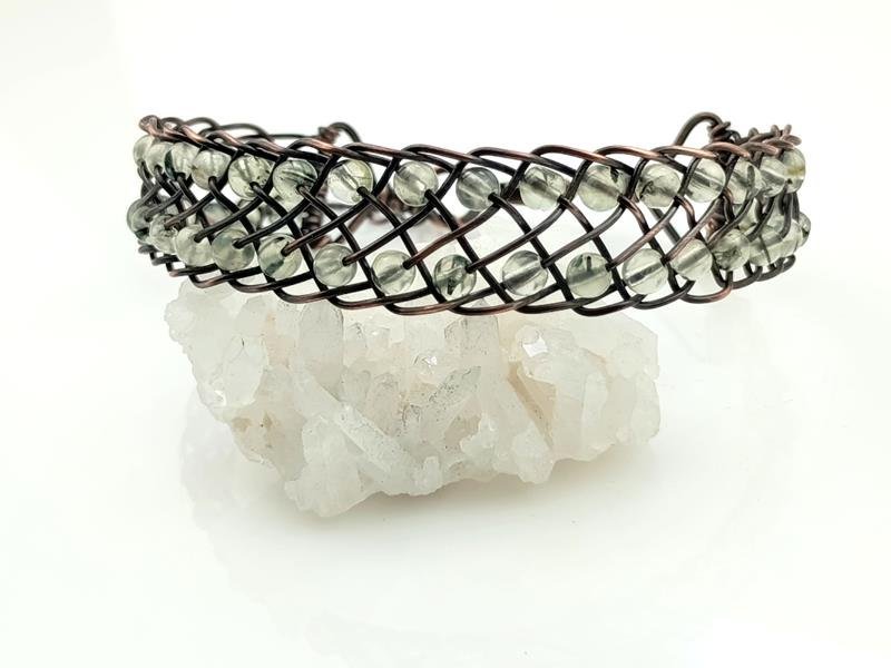 Bransoletka miedziana z prehnitem, splot Kumihimo, obwód 17.5 cm plus 2 cm, waga 14 gram, rękodzieło