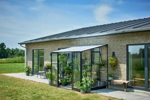 HALLS szklarnia przyścienna Qube 68 - (4,7 m2; 1,88 x 2,51 m), czarna + baza, SZKŁO HARTOWANE - Szklarnie ogrodowe - miniaturka - grafika 3