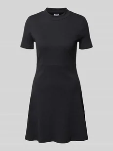 Sukienka T-shirtowa z efektem prążkowania model ‘ELINOR’ - Sukienki - miniaturka - grafika 1