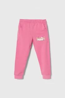 Spodnie i spodenki dla dziewczynek - Puma spodnie dresowe dziecięce ESS+ SUMMER CAMP Sweatpants TR kolor różowy z nadrukiem - grafika 1