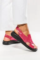 Moda i Uroda OUTLET - Fuksjowe sandały skórzane lakierowane damskie na koturnie z gumką paski na krzyż PRODUKT POLSKI Casu 40392-40 - miniaturka - grafika 1