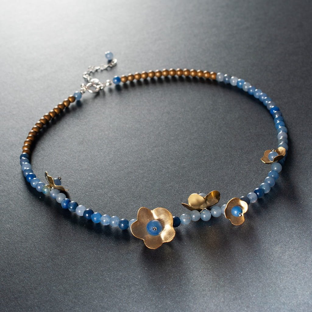 Naszyjnik z awenturynem i kwiatkami z mosiądzu.