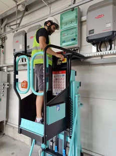 Podnośnik osobowy (udźwig: 140 kg, wymiary platformy: 48x69 cm, maks. wysokość robocza: 482 cm) 00081565 - Wózki magazynowe - miniaturka - grafika 8