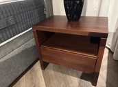 Dom i wnętrze OUTLET - Szafka nocna SN112 z ekspozycji Salonu Józefów - miniaturka - grafika 1