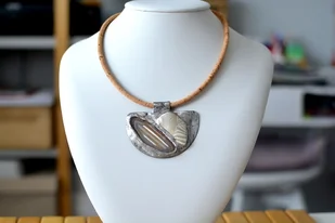 Naszyjnik z korka z witrażowym wisiorem BEIGY krzemień pasiasty, agat - Wisiorki - miniaturka - grafika 1