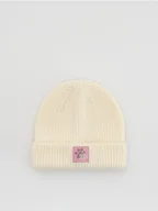 Buciki dla niemowląt - Reserved - Wełniana czapka z naszywką - złamana biel - miniaturka - grafika 1