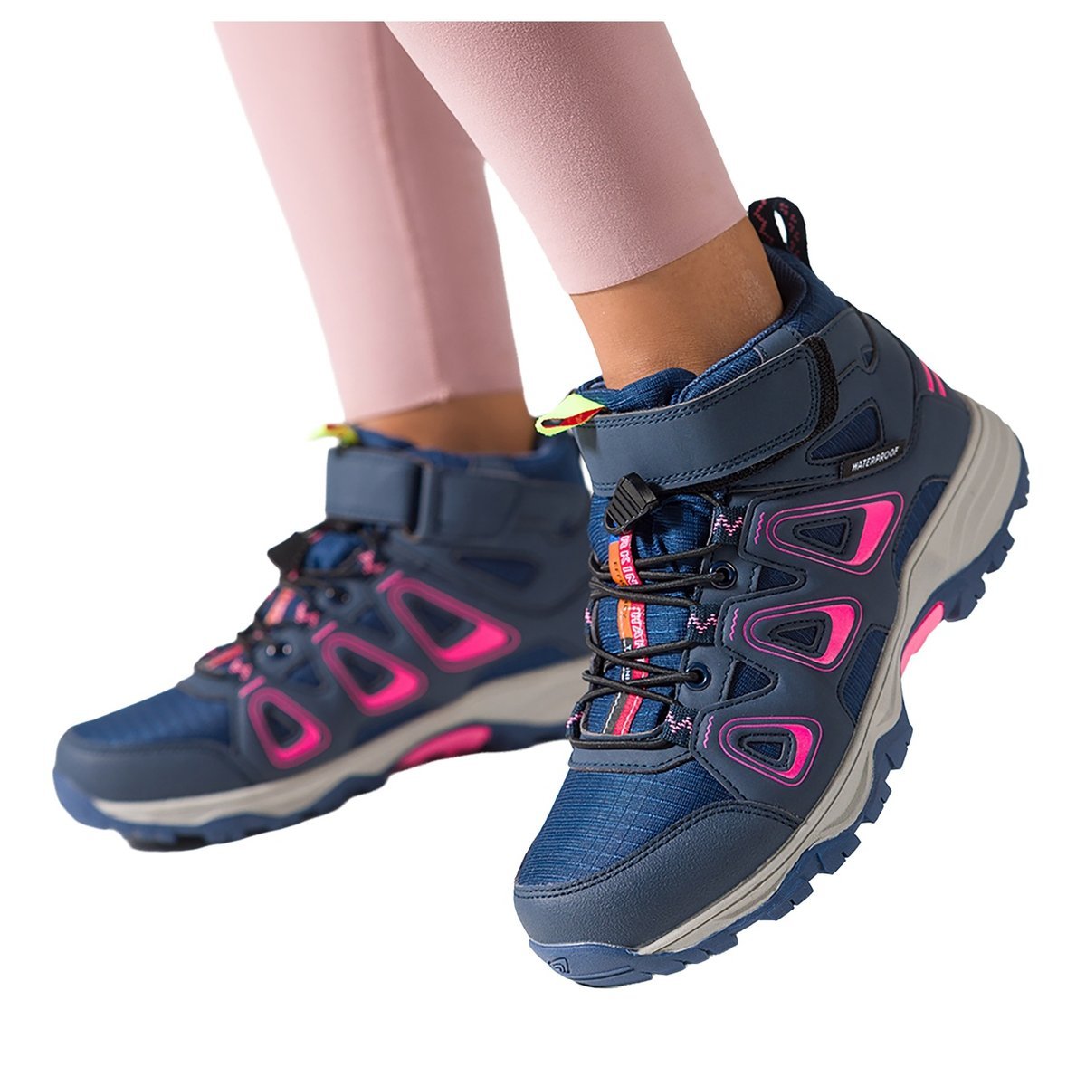 Granatowe buty trekkingowe damskie wodoodporne na bieżnikowanej podeszwie z regulowaną elastyczną sznurówką pasek na rzep fuksjowe wstawki Casu 7394..