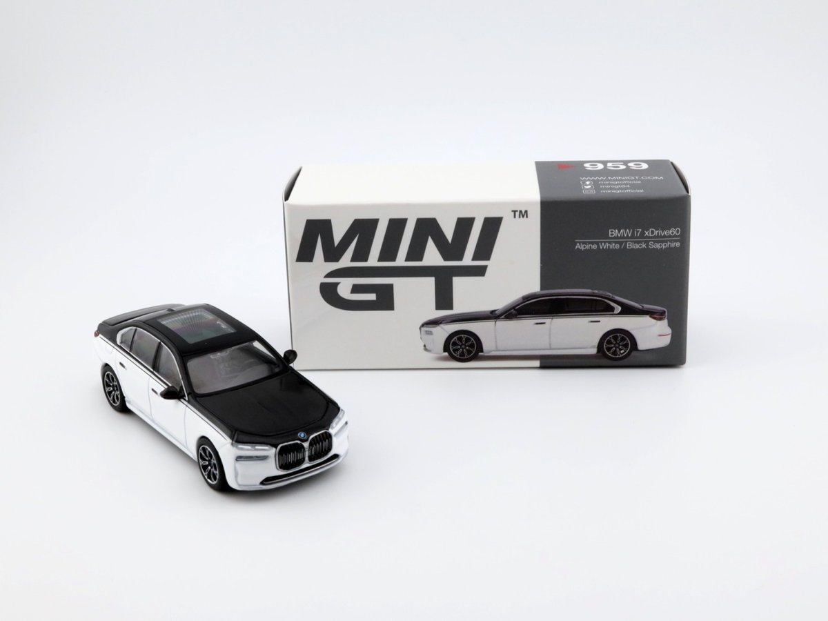 MINI GT BMW i7 xDrive60 Alpine White / Black Sapphire LHD MGT00959-L MiniGT