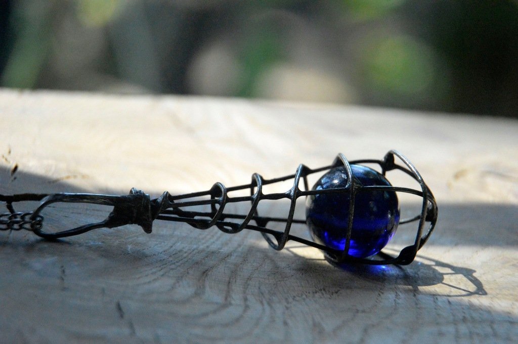 Granatowa szklana kula w klatce - witrażowy wisior