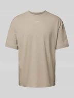 Koszulki męskie - T-shirt o kroju oversized z nadrukiem z logo - miniaturka - grafika 1