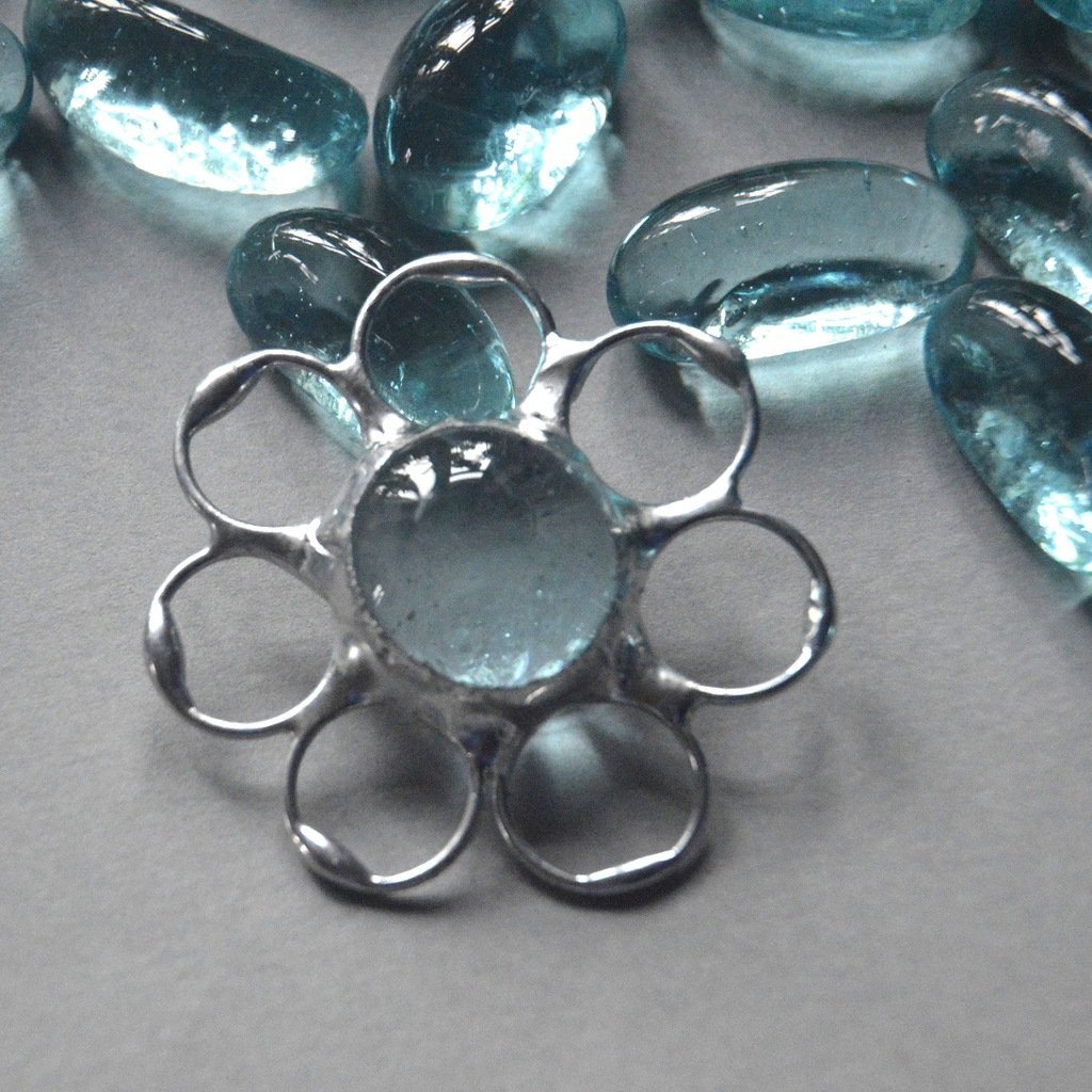 Błękitny kwiatek - okrągła witrażowa broszka