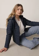 Kurtki damskie - Granatowa Klasyczna Kurtka Przejściowa z Pikowaniem i Odpinanym Kapturem Pretiella - miniaturka - grafika 1