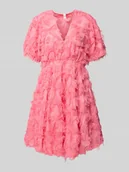 Sukienki - Sukienka koktajlowa o długości do kolan z dekoltem w serek model ‘PAZYLLA’ - miniaturka - grafika 1