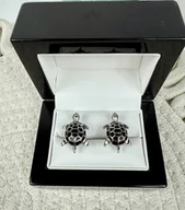 Spinki do mankietów i krawatów - SPINKI DO MANKIETÓW koszuli żółw żółwie czarne - miniaturka - grafika 1