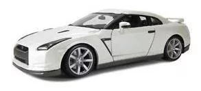 Bburago Nissan GT-R R35 1:18 biały - Samochody i pojazdy dla dzieci - miniaturka - grafika 2