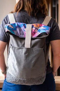 Szary duży składany plecak kurierski w kwiaty - Plecaki - miniaturka - grafika 1