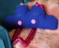 Kołdry i poduszki dla dzieci - Dekoracyjna poduszka CHMURKA Z NOGAMI połyskujące elementy - miniaturka - grafika 1