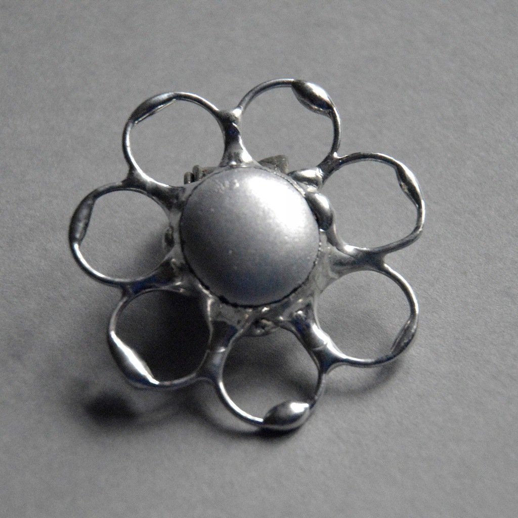 Srebrny kwiatek - okrągła witrażowa broszka