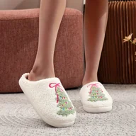 Kapcie damskie - TEMU Para Białych Pluszowych Świątecznych z Kolorową Kokardą i Haftem Choinki, Ciepłe i Wygodne Zimowe Kapcie Domowe, Ocieplane Kapcie dla Mężczyzn i - miniaturka - grafika 1
