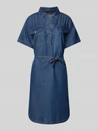 Sukienki - Sukienka jeansowa o długości do kolan z kieszeniami na piersi - miniaturka - grafika 1