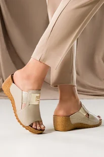 Beżowe klapki skórzane damskie na koturnie cholewka z szeroką złotą gumą i złotą ozdobą PRODUKT POLSKI Casu 50109 - Klapki i japonki damskie - miniaturka - grafika 1