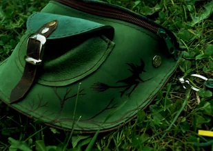 Skórzana nerka LEŚNE LICHO kot na drzewie i czarownica - Nerki Skórzana nerka LEŚNE LICHO kot na drzewie i czarownica - Nerki - miniaturka - grafika 1