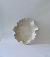 Miski i półmiski - Biało ceramiczna miska z kwiatami - miniaturka - grafika 1