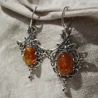Kolczyki - Kolczyki srebrne wiszące z bursztynem koniakowym - miniaturka - grafika 1