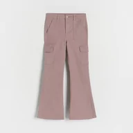 Spodnie i spodenki dla dziewczynek - Reserved - Spodnie flare z kieszeniami cargo - Bordowy - miniaturka - grafika 1