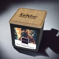 Świece - Świeca sojowa - Dla twardziela - 250 ml - "Zapach testosteronu" - Zapach skóry, drewna cedrowego i piżma - Płomień bez cenzury - miniaturka - grafika 1