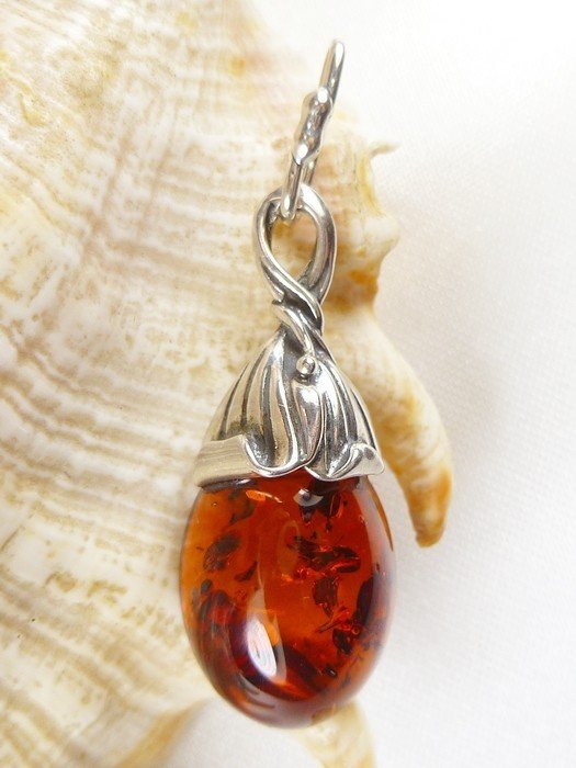 Wisiorek srebrny z bursztynem 621-84