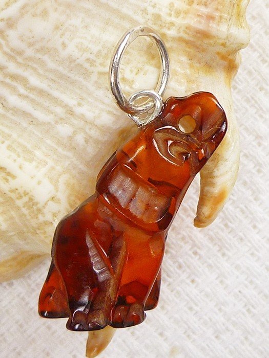 Bursztynowy słoń, srebro, wisiorek, hand carving 688-12